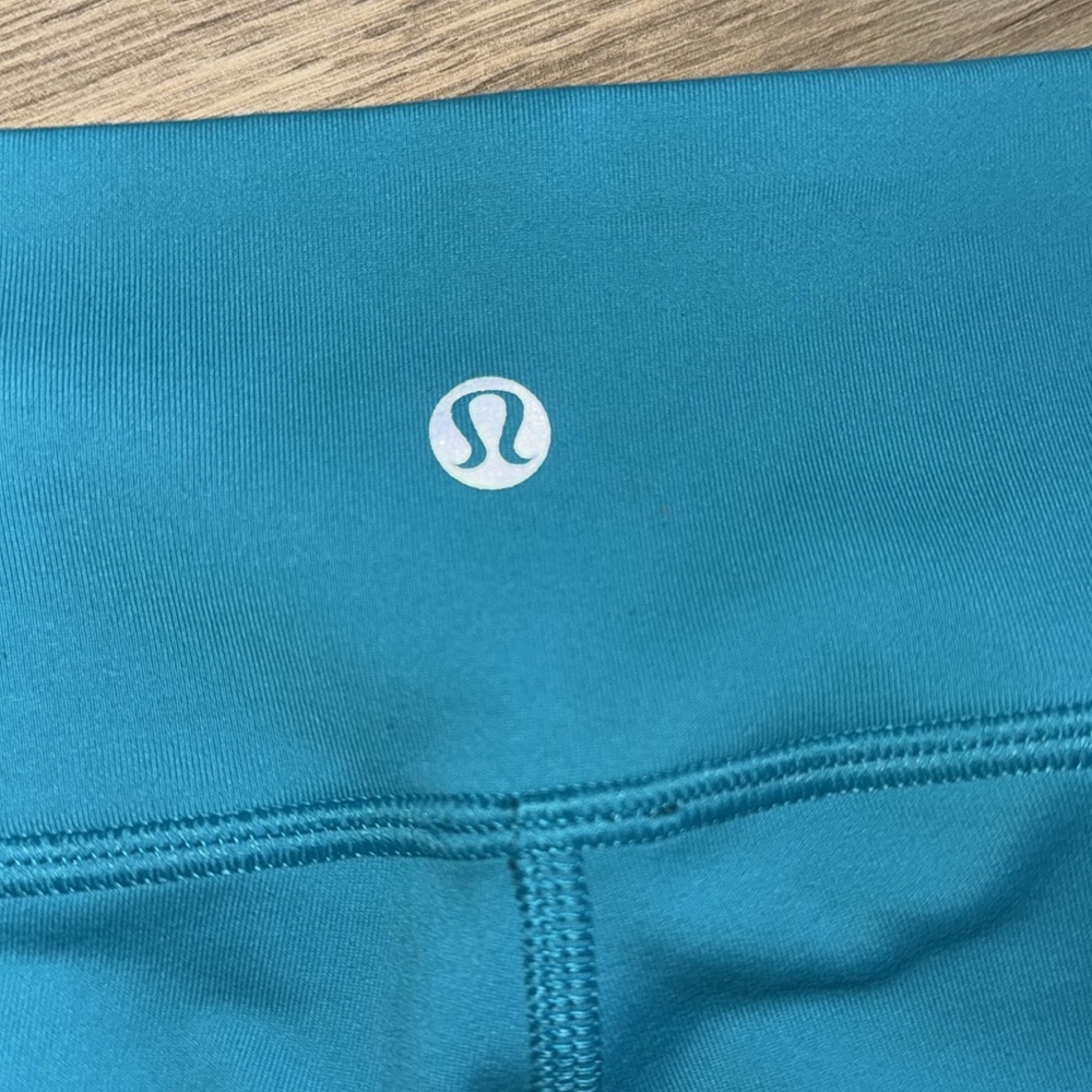 LULULEMON Bright Blue Teal & Navy Reversible Workout Cropped Leggings - Picture 4 of 7